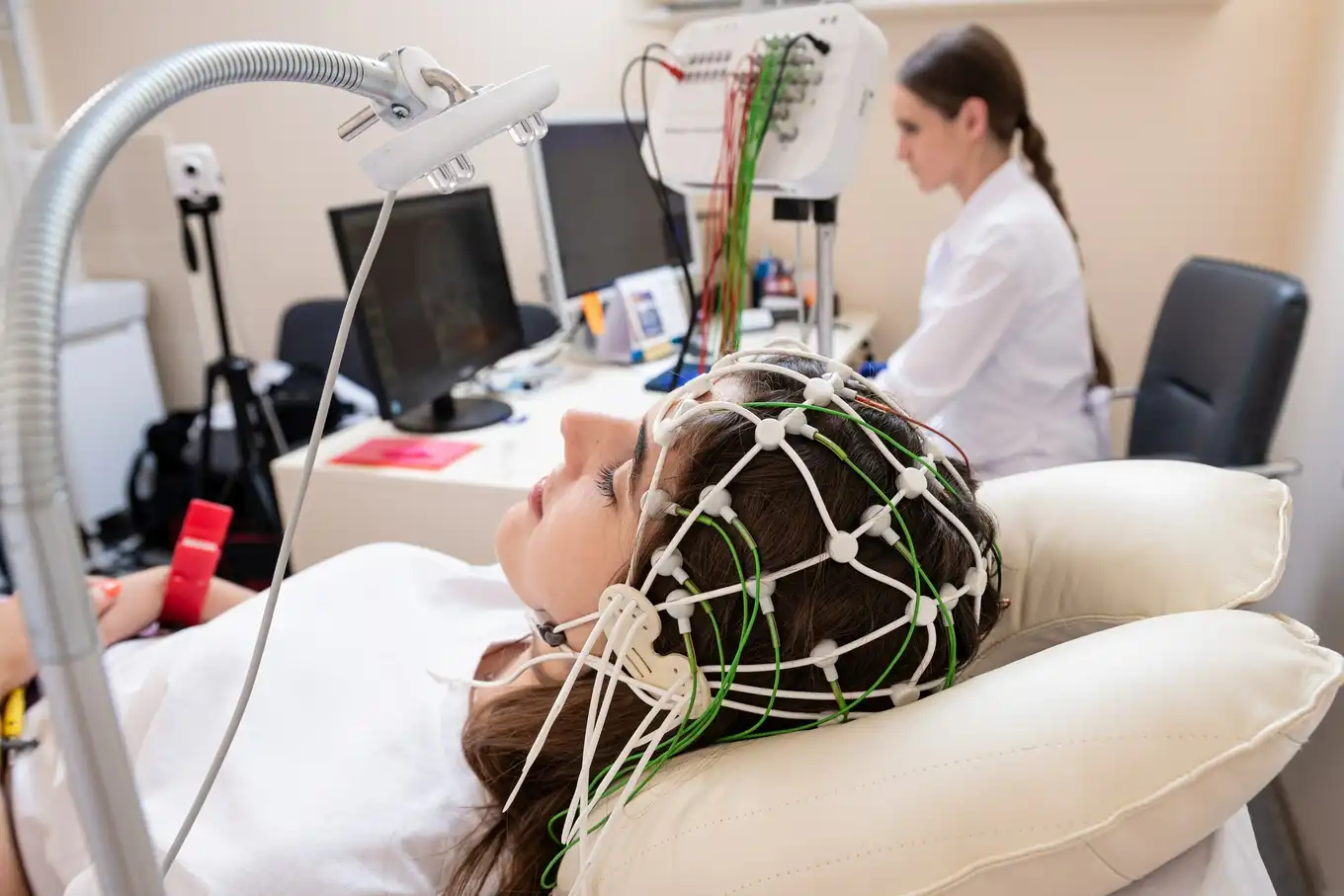 Jak wykorzystuje się aparaty EEG w diagnostyce schorzeń neurologicznych?